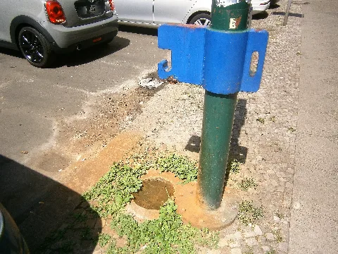 Der Kreuzberger Brunnen Nummer 70 steht in der Charlottenstraße im Berliner Bezirk Friedrichshain-Kreuzberg Ecke Rudi-Dutschke-Straße.