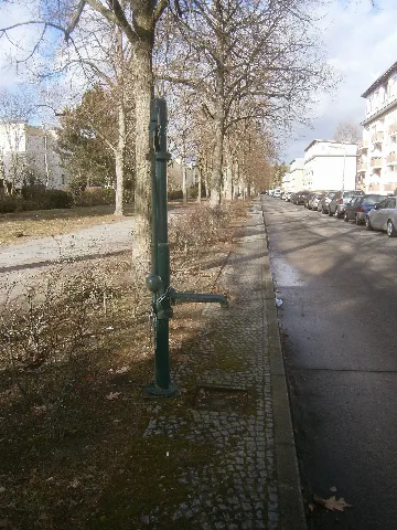 Der ‚Brunnen Titusweg 15‘ (PLZ: 13509) ist in der Antwort auf eine Anfrage im Abgeordnetenhaus[1] vom Senat notiert. Er steht 170 Meter von der Ziekowstraße an der westlichen Straßenseite des Tituswegs, 110 Meter vom gegenüber mündenden Hieronymusweg. Gegenüber vom Brunnen befindet sich der Anwohnerparkplatz neben dem viergeschossigen Wohnhaus Titusweg 24/26 mit Dachausbau von 2009. Zwischen dem Brunnen auf einem Kleinpflasterstreifen und dem dreigeschossigen (Doppel-)Wohnhaus Titusweg 17, Nordecke benachbart zu 19, befindet sich ein Rasenstreifen mit Bäumen und Gehweg von 32 Meter Breite.. Das Haus 15 von gleicher Bauart und steht 50 Meter südlicher. Der Brunnen gehört zum Norden des Ortsteils Tegel im Berliner Bezirk Reinickendorf.