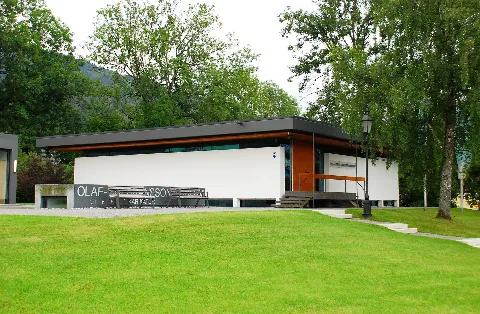 Hauptgebäude des Olaf-Gulbransson-Museums in Tegernsee, Landkreis Miesbach, Regierungsbezirk Oberbayern, Bayern. Errichtet in den Jahren 1964-1966 nach Plänen des Architekten Sep Ruf (1908-1982) für die Werke des in Tegernsee verstorbenen Illustrators Olaf Leonhard Gulbransson (1873-1958).