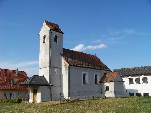 Thalmassing, Luckenpaint. Katholische Nebenkirche und ehem. Schlosskapelle St. Laurentius, traufständiger Saalbau mit eingezogener Apsis, westlichem Fassadenturm mit Satteldach und Vorzeichen, 17. Jahrhundert, im Kern romanisch.