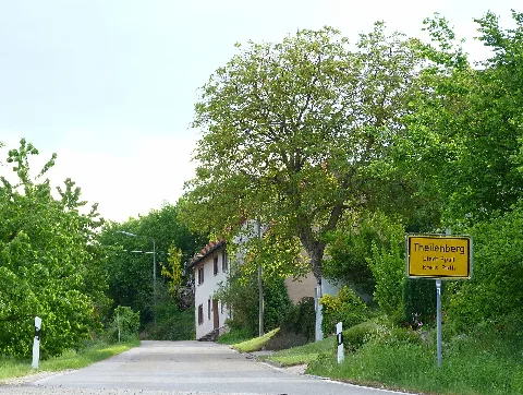 Ortseinfahrt Theilenberg (südwestl. Wernfels), Stadt Spalt, Lkr. Roth (Mittelfranken). Siehe auch Darstellung von Wernfels u. Theilenberg in Ortskarte 1:10.000 auf BayernAtlas: https://v.bayern.de/9LNg8 .