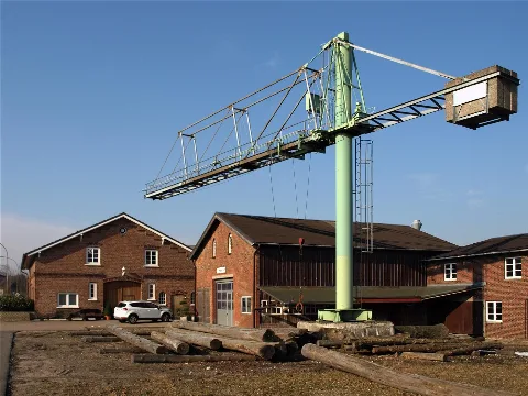 Tornesch (Germany) – Pinneberger Straße 29 – Hülsemann sawmill – Photo: 2011 - The photo shows the buildings and the wood store of the sawmill. The buildings date back to the Wilhelminian era. At the time of the "Verkoppelung" in 1788 the area belonged to the court 2. - Since the 19th century, the Hülsemann family has been running a wheel shop and a timber trade with agricultural sideline. In 2003, the company was still active and one of the few sawmills in the district Pinneberg.