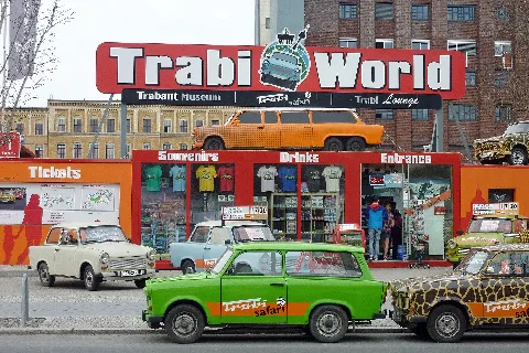 Trabi World in der Zimmerstraße 97, neben dem Berlin Hi-Flyer, Berlin-Mitte. Trabant-Museum und Stadtrundfahrten per Trabi-Safari.