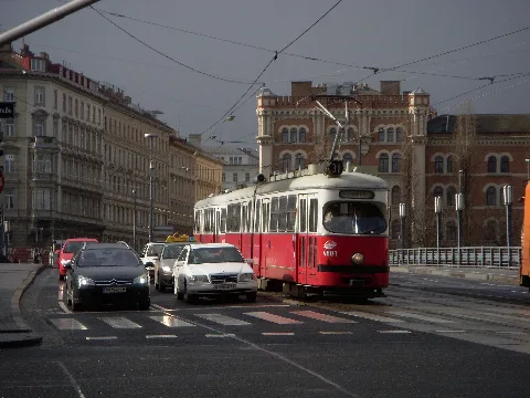 Tram In Vienna (3321977802)