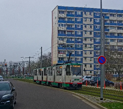 T6A2 Nr. 1280 mit B6A2 Nr. 2144 der Straßenbahn Magdeburg erreicht die Haltestelle Pablo-Picasso-Straße im Kannenstieg.