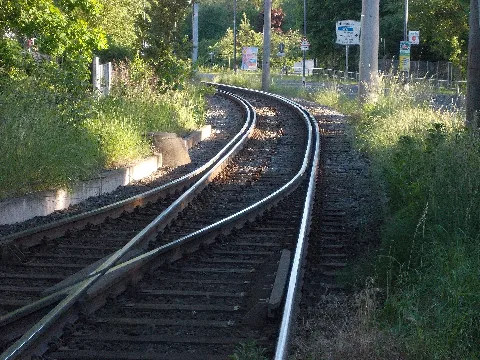 Tram tracks in Dresden-Klotzsche south of Industriepark Klotzsche stop (with a passing loop); the track continues with four rails to the next stop Arkonastraße, where another passing loop is located