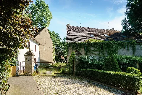 Zufahrt zum Schloss Trebitz, Am Schloss in Bad Schmiedeberg OT Trebitz This is a picture of the Saxony-Anhalt Kulturdenkmal (cultural heritage monument) with the ID 09435623 KDSA/09435623(andere) (Wikidata)