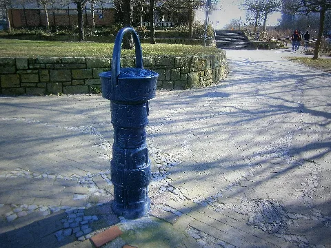 Im Ortsteil Neu-Hohenschönhausen des Berliner Bezirks Lichtenberg steht ein Trinkbrunnen auf der Schmuckfläche vor der Schwimmhalle Zingster Straße am westlichen Rand der Einkaufszeile um den Prerower Platz (Linden-Center). Trinkbrunnen sind von den Berliner Wasserbetrieben gesposnsert und werden aus dem öffentlichen Wassernetz gespeist.