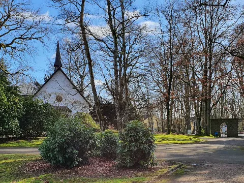 Troisdorf Waldfriedhof Kapelle Westansicht 220226