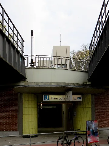 U-Bahnhof Klein Borstel nach Einbau des Fahrstuhls für den barrierefreien Zugang (Fahrstuhl), Hamburger Bezirk Nord, verwaltungsmäßig Stadtteil Ohlsdorf. Zustand Mai 2021.