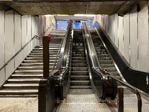 Die letzte Rolltreppe am U-Bahnhof Rathaus Steglitz in Berlin-Steglitz im alten, ursprünglichen Design. Die übrigen Zugänge wurden bereits modernisiert.