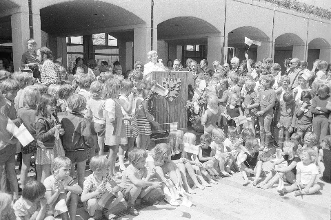 Stadtpräsidentin Ida Hinz (am Redepult) tauft die Mehrzweckhalle auf den Namen der finnischen Partnerstadt. Rechts von ihr die Vertreter Vaasas, Stadtpräsident Jaako Mattila und der stellvertretende Stadtdirektor Eilo Eriksson. Rechts von ihnen Stadtrat Wilhelm Marschner (mit Sonnenbrille) und Ratsherr Egon Müller (mit Fliege).