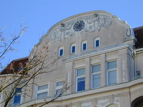 Das Eckhaus Vinetaplatz 1 fällt durch seine sorgfältig gestaltete Fassade auf, als Blickfang dient der geschwungene Zwerchgiebel mit (funktionierender) Uhr. Der 1903 angelegte Vinetaplatz ist der zentrale Versammlungsplatz im Kieler Stadtteil Gaarden-Ost.