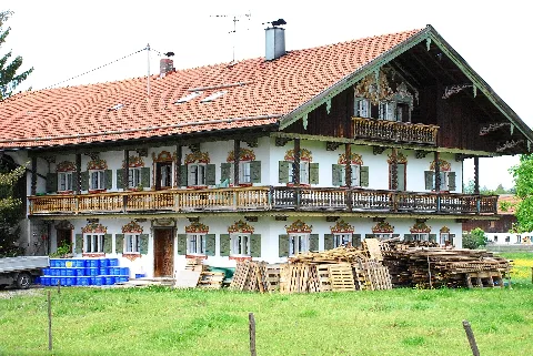 Bauerhaus Alex-Gugler-Straße 27 in Schaftlach, Gemeinde Waakirchen, Landkreis Miesbach, Regierungsbezirk Oberbayern, Bayern. Als Baudenkmal in der Bayerischen Denkmalliste aufgeführt.