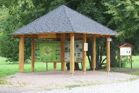 Der Info-Pavillion an der Werrabrücke informiert über die Sehenswürdigkeiten der Stadt Creuzburg und den Fluss-Abschnitt Hörschel-Creuzburg-Mihla.