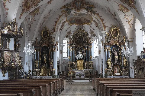 Katholische Pfarrkirche Mariä Himmelfahrt in Walleshausen, einem Ortsteil von Geltendorf im Landkreis Landsberg am Lech (Oberbayern/Bayern), Innenraum
