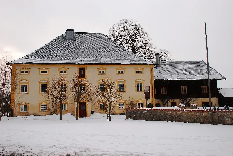 Katholisches Pfarrhaus bei der Pfarrkirche St. Georg in Osterwarngau, Gemeinde Warngau, Landkreis Miesbach, Regierungsbezirk Oberbayern, Bayern. Als Baudenkmal unter Aktennummer D-1-82-136-63 in der Bayerischen Denkmalliste aufgeführt. Laut Denkmalliste erbaut im Jahr 1723.