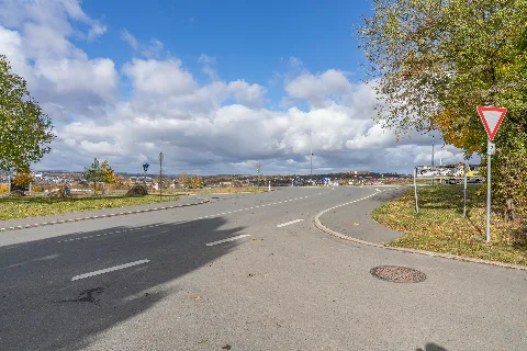 The Wartturmweg in Hof. The view is directed to the north with a view towards Oelsnitzer Straße, St2192 and Donnbergstraße. In the background you can see the northern part of Hof (Saale).