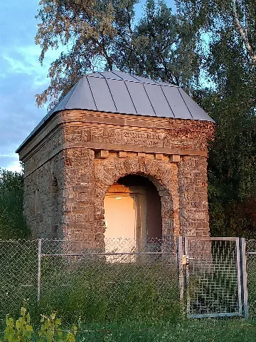 Haus des Wasserbehälters auf der Flur "Im Spies" südöstlich von Framersheim, Gemeinde Alzey-Land, Landkreis Alzey-Worms, Rheinland-Pfalz, Deutschland. Kulturdenkmal gemäß Denkmalliste des Landes Rheinland-Pfalz (Stand: 31. Juli 2018). Bossenquader-Typenbau mit Vorhalle, bezeichnet 1907, Inschrift: "Wasserbehälter Framersheim".