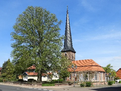 Der hohe spätgotische Turmhelm der Kirche bestimmt schon von weitem die Ortssilhouette. Wegen ihrer künstlerischen, städtebaulichen und geschichtlichen Bedeutung ist die Kirche ein geschütztes Kulturdenkmal. Die Linde auf dem Anger vor dem Kirchplatz wurde in 1936 zum Naturdenkmal erklärt.