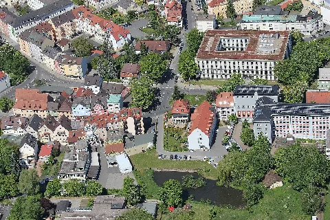 Weiden in der Oberpfalz, Bayern; Landgericht Weiden (rechts oben), Wirtschaftschule (ehemaliges Bischöfliches Studienseminar, rechter Bildrand Mitte), Ledererstraße, Sebastianstraße