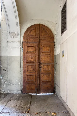 Wels Dragonerkaserne Hof Mitte Haupttor Gehtür Innen