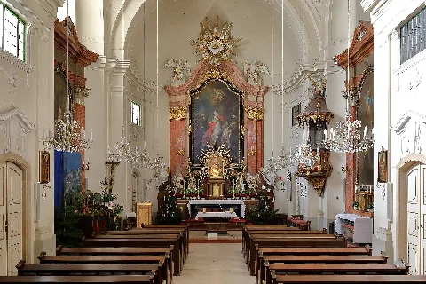 Innenansicht der röm.-kath. Filialkirche St. Thekla, auch Piaristenkirche bzw. Theklakirche bezeichnet, im 4. Wiener Bezirk Wieden.Die Kirche wurde ab ca. 1754 nach Plänen von Matthias Gerl errichtet und am 26. September 1756 geweiht. Als Kirchenpatronin fungierte die hl. Thekla. Das Hochaltarbild der hl. Thekla ist ein Werk von Felix Ivo Leicher, der auch die zwei Seitenaltarbilder (hl.Josef von Calasanz und Maria Immaculata) malte.