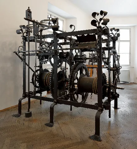 Die ehemalige Turmuhr des Stephandomes im Uhrenmuseum im 1. Wiener Gemeindebezirk Innere Stadt an der Adresse Schulhof 2.Die rund 700 Kg schwere Uhr wurde 1699 vom bürgerlichen Uhrmacher Joachim Oberkircher gefertigt und war im Südturm unter der Glockenstube mit 4 Zifferblättern installiert. Im Zuge der Turmrestaurierung 1861 wurde sie ersatzlos demontiert, kam später in den Besitz des Uhrenmuseums und wurde 2004 restauriert.