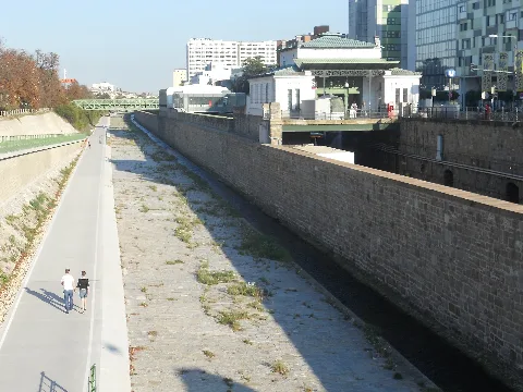 Wienflussregulierung und -verbauung von Wien I. bis Wien XIV. (samt Brücken, Geländern und sonstigen baulichen Bestandteilen), aufgenommen auf der St. Veiter Brücke (KG Oberbaumgarten). Im Hintergrund die U-Bahn-Station Ober St. Veit.