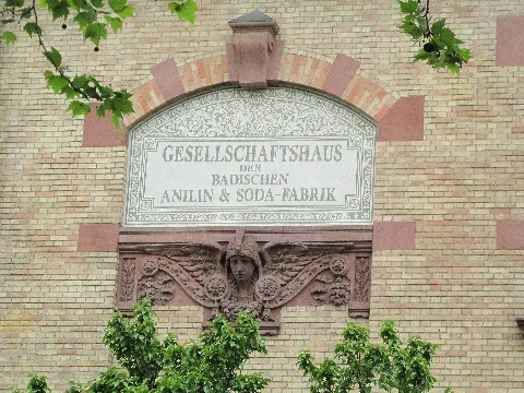 Inschrift an der Fassade des Gesellschaftshauses der BASF an der Wöhlerstraße 15 in Ludwigshafen: „Gesellschaftshaus der Badischen Anilin & Soda-Fabrik“
