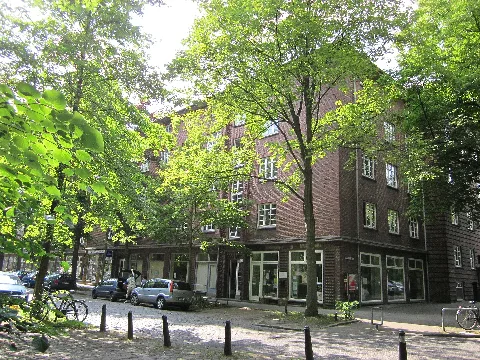 Zur Nahversorgung des Neubaugebietes wurden in den 1920er Jahren die Wohn- und Geschäftshäuser am Hartzlohplatz 5-11 errichtet. Neben der alteingesessenen Stern-Apotheke haben heute allerdings überwiegend Freiberufler ihre Büros in den Geschäften. Die Gebäude gehören zum Ensemble Meister-Francke-Straße 1, Hartzlohplatz 5-11, das als Beispiel des Siedlungsbaus der 1920er Jahre am 18. Juni 1984 unter Denkmalschutz gestellt wurde.This is a photograph of an architectural monument.It is on the list of cultural monuments of Hamburg, no. 713.