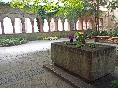Würzburg Lusamgärtchen Grab Walter Von Der Vogelweide