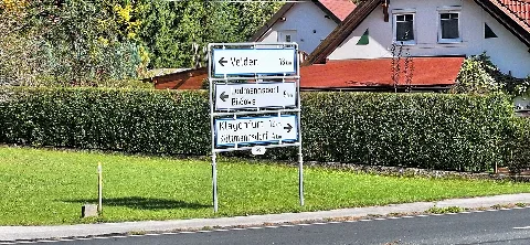Gemeinde Ludmannsdorf, Bezirk Klagenfurt Land, Kärnten. Zweisprachiges Straßenschild Ludmannsdorf – Bilčovs (Deutsch Slowenisch) an der L99