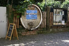 2011.09.16.130626 Wine Shop Theresienstrasse Rhodt
