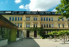 Altbau Des Reuchlin Gymnasiums Ingolstadt, Links Die Neugebaute Pausenhalle, Aufgenommen Vom Pausenhof 2014 06 05 17 13