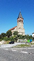 Alte Kilianskirche Assamstadt 01 Glascontainer, Altkleiderkontainer, Im Hintergrund Ein Baukran
