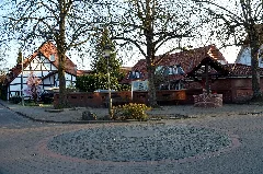 Am Thie Ecke Kirchstrasse In Grasdorf (Laatzen), Platz Mit Brunnen Nach Entwurf Von Helmut Flohr Von 1987