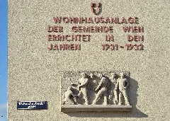 Anton Hölzl Hof, Relief 01