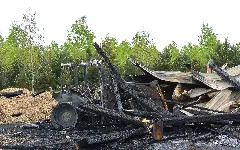 Ausgebrannter Traktor Der Reinert Ranch, Trebendorf