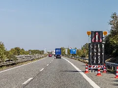 Autobahn 64 Hinweischild Covid 19 Test Für Einreisende Auf Dem Parkplatz Markusberg 3231