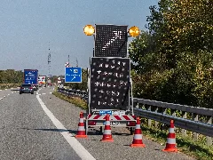 Autobahn 64 Hinweischild Covid 19 Test Für Einreisende Auf Dem Parkplatz Markusberg 3235