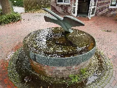 Bad Zwischenahn, Brunnen Mit Skulptur Vogel