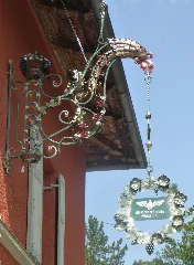 Bahnhof Mühlthal, Nasenschild Waffenschmiede, 1