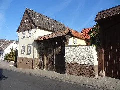Bahnhofstraße 12 (Großen Linden) 03