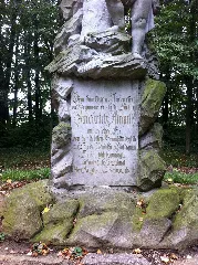Bischof Benno Haus, Sandsteinpalme Mit Inschrift