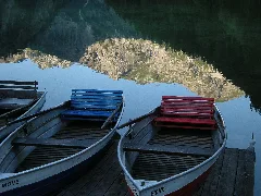 Boote Im Vilsalpsee Mit Kugelhorn,Das Sich Spiegelt