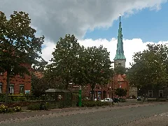 Brakel, Straatzicht Met De Toren Van De Katholische Pfarrkirche Sankt Michael (Dm5) Op De Achtergrond Foto7 2015 09 10 15.50