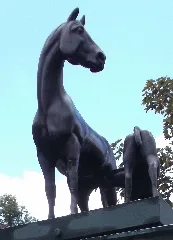 Bronzefigur Stute Mit Fohlen Panoramio