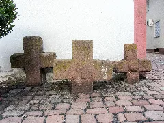 Buergstadt Martinskapelle Steinkreuze