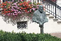 Büste Des Malers Hans Purrmann Vor Dem Stadtmuseum